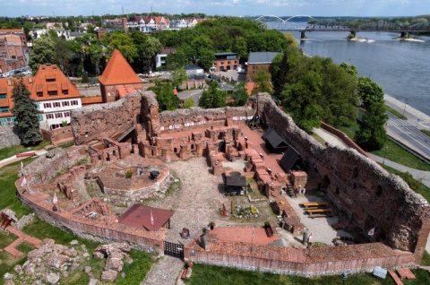 Gorące pączki na toruńskim zamku krzyżackim. A po pączkach strzelanie z łuku