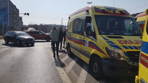 Samochód osobowy zderzył się z karetką. Wypadek w centrum Bydgoszczy