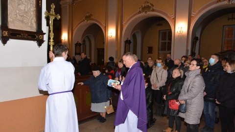 Parafia zaprasza uchodźców na spotkanie integracyjne. I pomaga znaleźć pracę