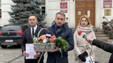 Poseł Lewicy pokazuje koszyk z jedzeniem. Obecna cena  164 zł, rok temu  90 zł