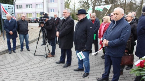 Twarze historii. Zdjęcia sygnatariuszy Porozumienia Bydgoskiego na tablicy w Minikowie