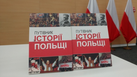 Młodzi Ukraińcy poznają historię Polski, z książki w ojczystym języku