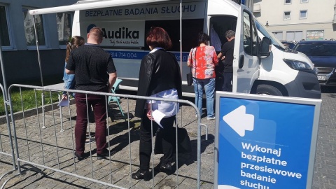 Bezpłatnie sprawdź swój słuch. Mobilna pracownia przyjechała do Włocławka