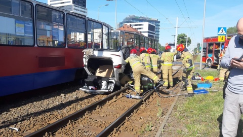 Samochód wpadł na torowisko. Policja: Zawiniła kobieta prowadząca auto