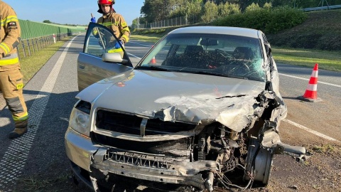 Rozpędzonym audi wjechał w bariery na autostradzie. Cud, że nikt nie ucierpiał