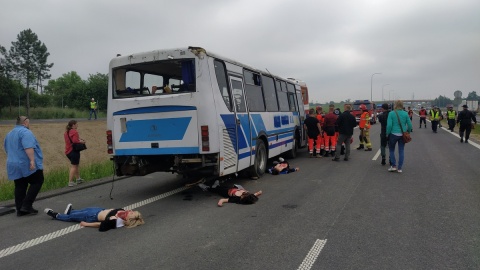 Zderzenie autobusu z ciężarówką na S5, wielu rannych. Na szczęście na niby [wideo, zdjęcia]