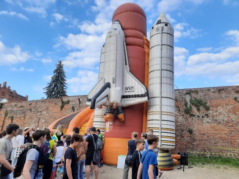 Tłumy na Astrofestiwalu w Toruniu. Najdłuższa kolejka była do symulatora lotów [zdjęcia]