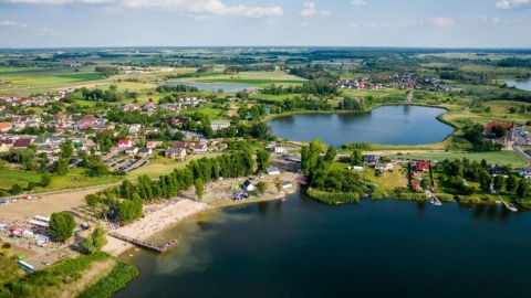 Pomost, boiska i plac zabaw. Plaża nad jeziorem w Rogowie jak nowa [zdjęcia]