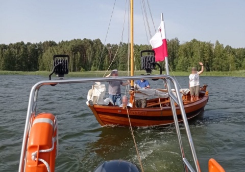 Groźnie nad Zalewem Koronowskim Policja wyciągała ludzi z wody i holowała łodzie [wideo]