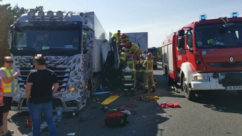 Zderzenie dwóch ciężarówek. Pasażer był zakleszczony w kabinie [zdjęcia]