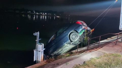 Zaparkowany citroen zsunął się do Brdy. Pojazd musieli wyciągać strażacy