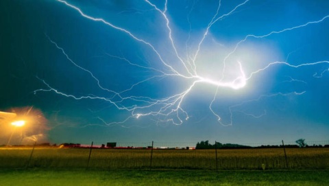 Żar tropików nad Polską. Ostrzeżenia meteorologiczne dla niemal całego kraju