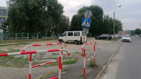 Teraz rodzice stawiają auta gdzie się da. Zbudują nowy parking pod szkołą