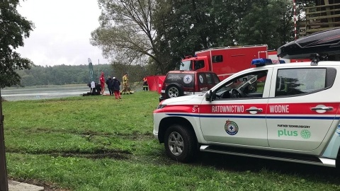 Wędkarz wyłowiony z Jeziora Foluskiego nie żyje. Nie udało się go uratować