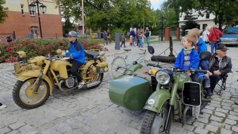 Piknik militarny w Muzeum Twierdzy Toruń. Eksponaty aż się proszą, żeby ich dotykać [zdjęcia]