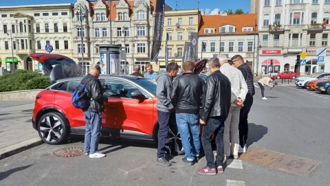 Jeszcze dziś można testowo przejechać się elektrykiem. Może zaiskrzy [wideo]