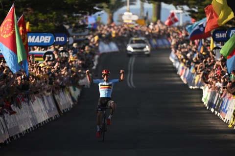 Remco Evenepoel mistrzem świata elity w kolarskim wyścigu ze startu wspólnego