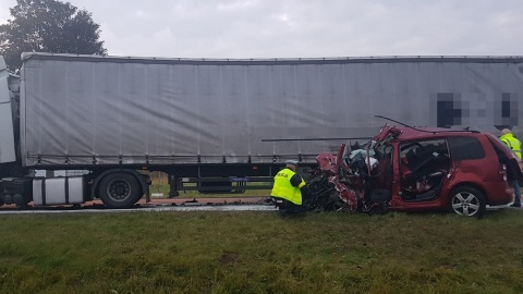 Czołowe zderzenie osobówki z ciężarówką na dziesiątce. Dwie osoby nie żyją