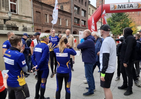 Biegną z Brodnicy do Hiszpanii Udostępnili nogi w szczytnym celu [zdjęcia, wideo]