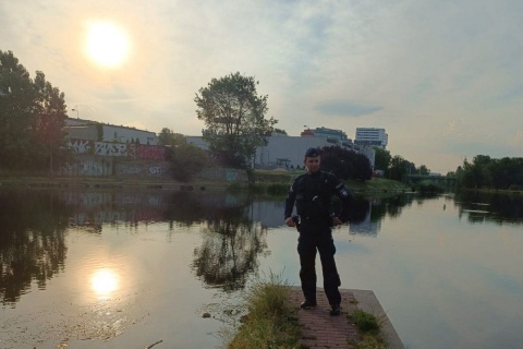 Kobieta wpadła po zmroku do lodowatej Brdy. Uratowali ją bydgoscy policjanci