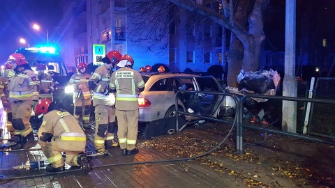 Wypadek w Bydgoszczy. Samochód uderzył w drzewo przy ul. Gajowej