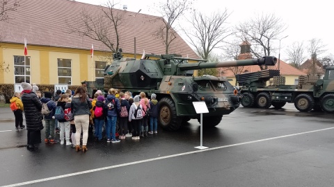 Ten sprzęt wykrywa pociski artyleryjskie i drony. Żołnierze otwierają drzwi