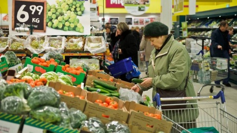 Co dalej z tarczą antyinflacyjną Unia grozi. Ocaleć ma niższy podatek VAT na żywność