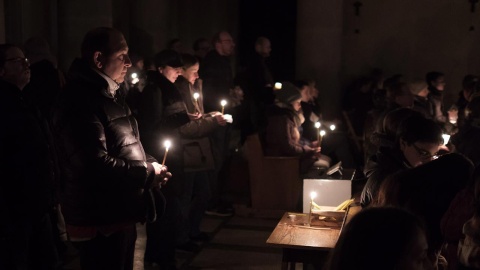 Kościół katolicki zaczyna Adwent. Tradycją jest msza św. roratnia o świcie