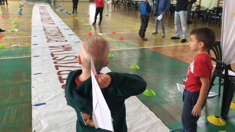 Zabawa z dzieciństwa kultywowana przez lata. W Opławcu dzieci walczyły o to, kogo samolot z papieru poleci najdalej