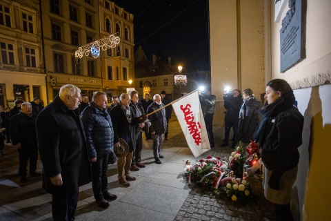 41. rocznica stanu wojennego. W Toruniu o północy uczczono pamięć ofiar