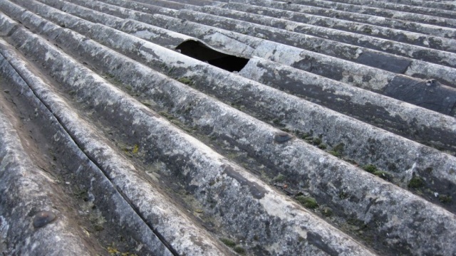 Usuną azbest z dachów i elewacji we Włocławku. Ostatni dzień, by złożyć wniosek