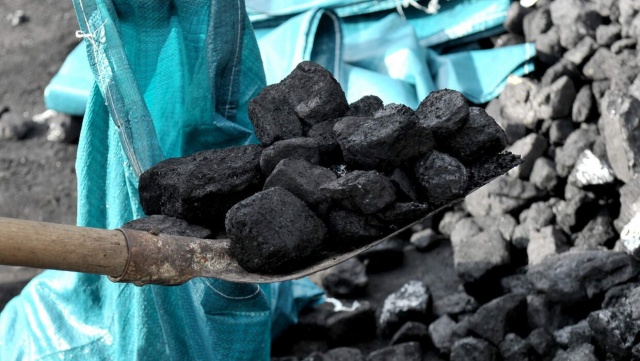 Węgiel podobno będzie tańszy Rząd radzi, by jeszcze wstrzymać się z zakupami