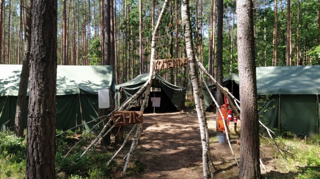Harcerze z obozu koło Tlenia: Cały rok czekamy, żeby zamieszkać w lesie [zdjęcia]