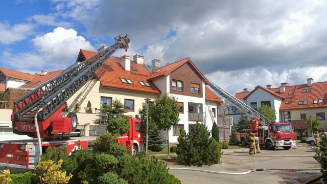Poważny pożar dachu wielorodzinnego budynku na osiedlu w Osielsku [zdjęcia]