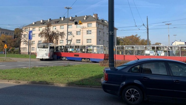 Autobus zderzył się z tramwajem w centrum Bydgoszczy. Sytuacja już opanowana