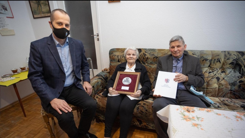 Torunianka Pani Genowefa Balicka otrzymała marszałkowski medal Unitas Durat Palatinatus Cuiaviano-Pomeraniensis/fot. Mikołaj Kuras