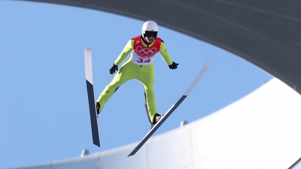 Piotr Żyła podczas kwalifikacji przed konkursem skoków narciarskich w Zhangjiakou. Fot. AP/Grzegorz Momot
