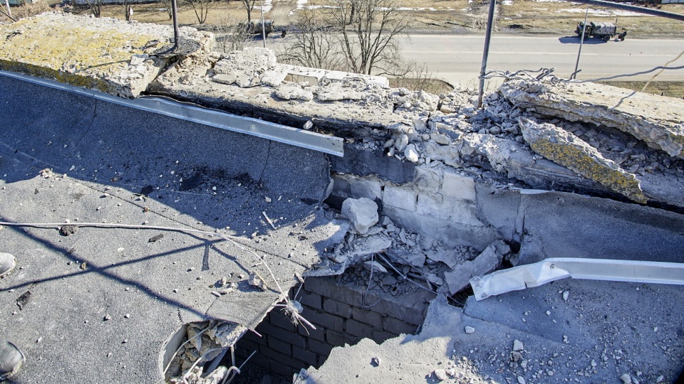 Widok budynku uszkodzonego na skutek rosyjskiej operacji wojskowej w Charkowie na Ukrainie. Fot. PAP/EPA/SIERGIEJ KOZŁOW