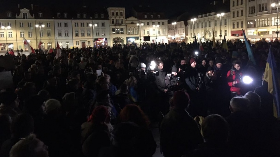 Wieczorna manifestacja na Starym Rynku w Bydgoszczy. Fot. Elżbieta Rupniewska