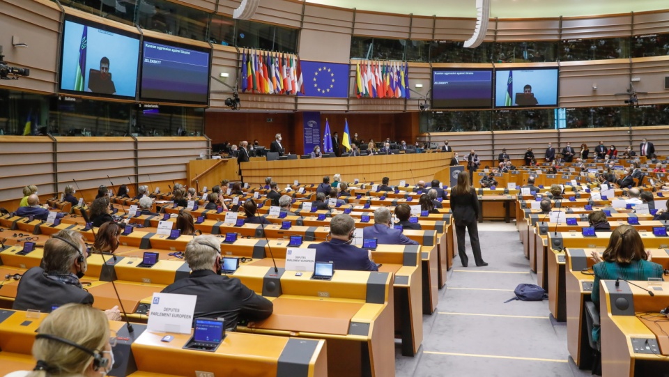 Prezydent Ukrainy Wołodymyr Zełenski przemawia do członków Parlamentu Europejskiego za pośrednictwem wideokonferencji . Fot. PAP/EPA/STEPHANIE LECOCQ