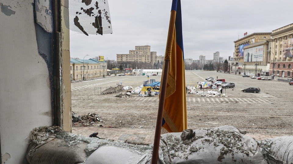 Widok z wnętrza uszkodzonego budynku administracji regionalnej w Charkowie po ostrzale. Fot. PAP/EPA/SERGEY KOZLOV