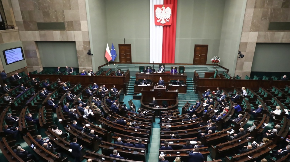Posłowie na sali obrad Sejmu w Warszawie. Fot. PAP/Tomasz Gzell