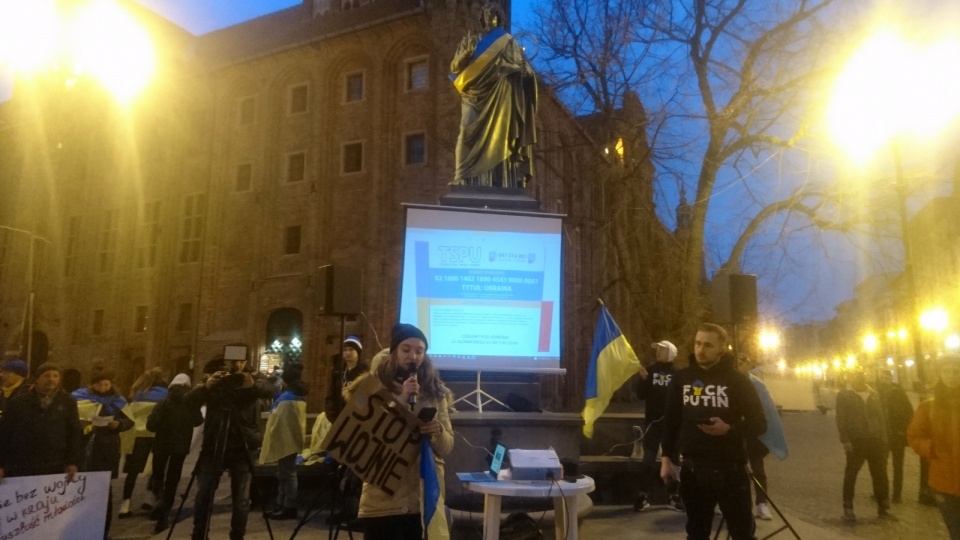 Solidarnościowa manifestacja przed pomnikiem Mikołaja Kopernika w Toruniu. Fot. Michał Zaręba