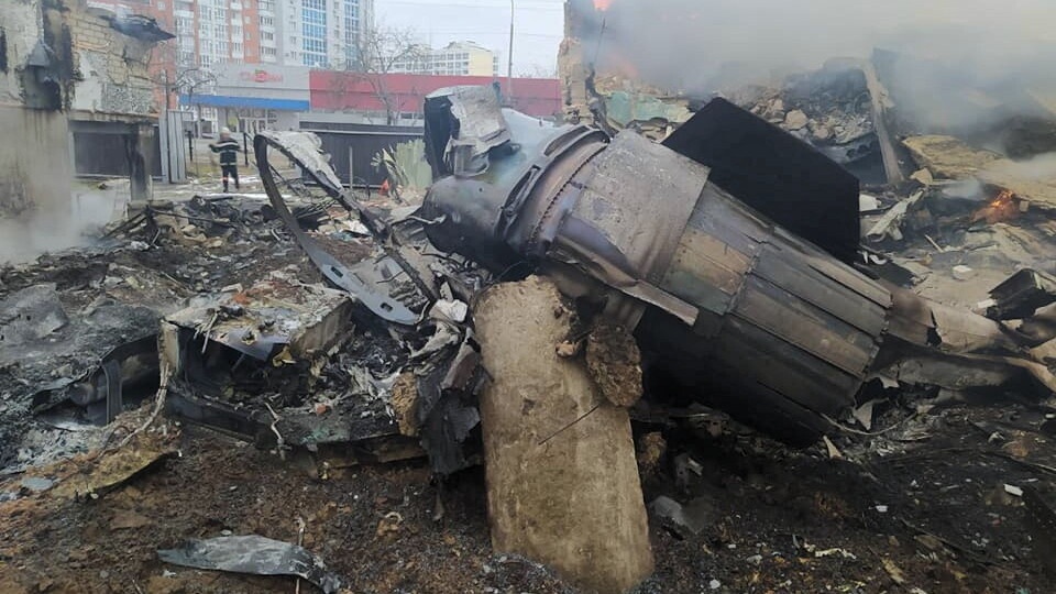 Zniszczenia powstałe w wyniku zestrzelenia przez siły ukraińskie rosyjskiego samolotu w pobliżu Czernihowa. W wyniku zestrzelenia uszkodzone zostały domy i budynki gospodarcze. Znaleziono również 3 bomby lotnicze. Fot. PAP/PAP/DSNS