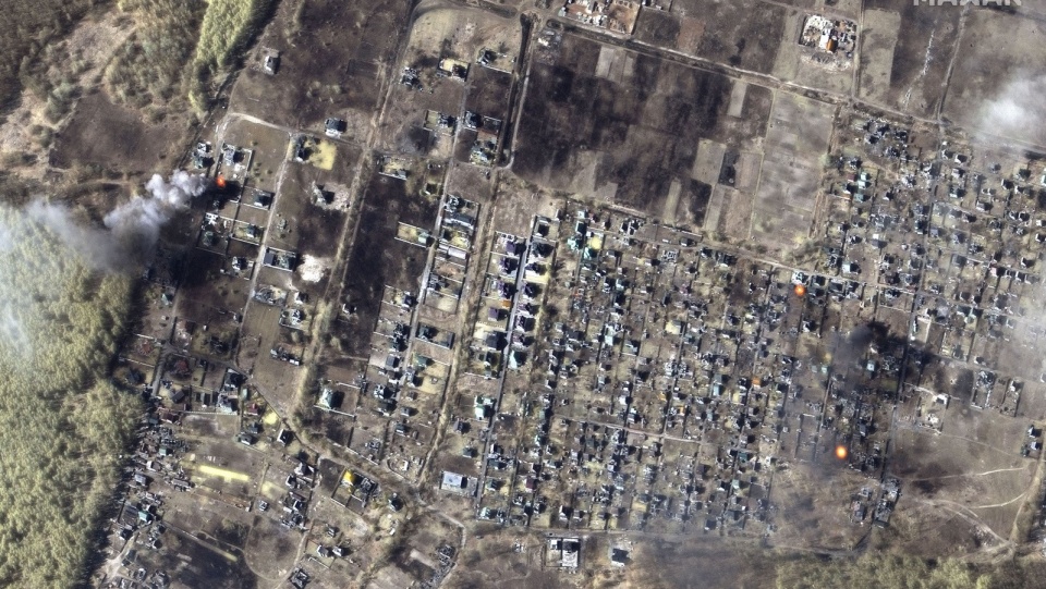 Zdjęcie satelitarne udostępnione przez firmę Maxar - płonące domy w Moschun na Ukrainie. Fot. MAXAR TECHNOLOGIES Dostawca: PAP/EPA.