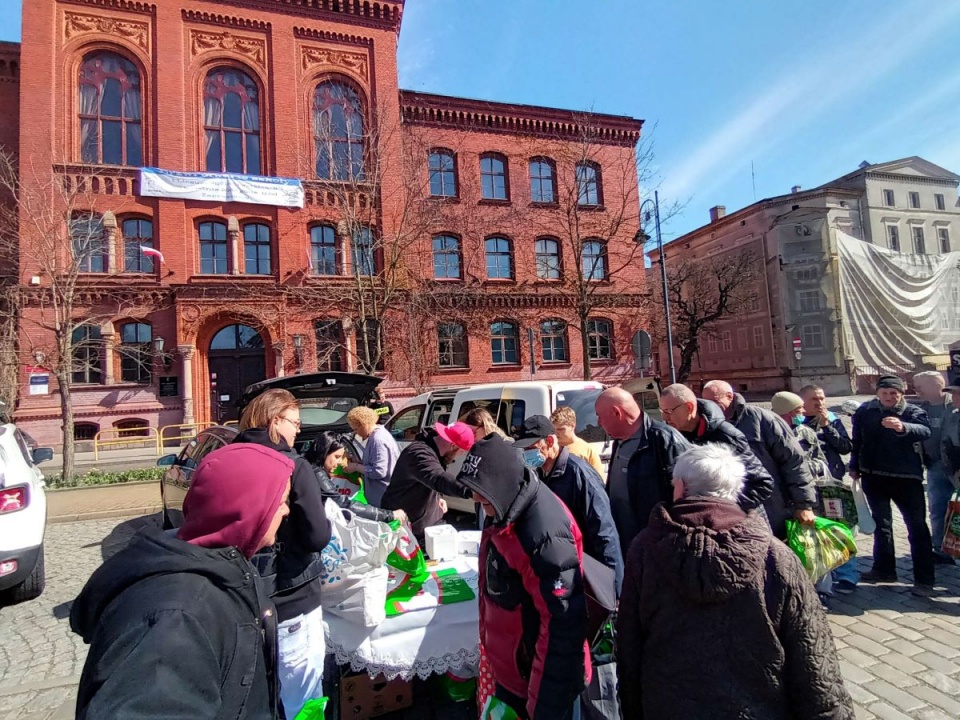 Na bydgoski Plac Wolności można było przynieść świąteczne potrawy/fot. Monika Siwak