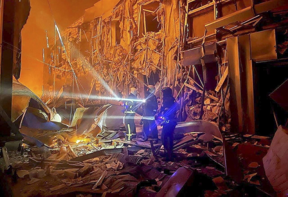 Ciała 44 cywilów znaleziono pod gruzami zniszczonego przez siły rosyjskie 5-piętrowego budynku w okupowanym Iziumie w obwodzie charkowskim. Fot. PAP/EPA