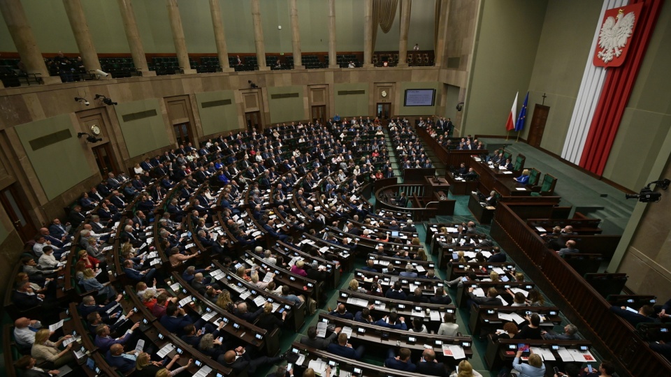 Posłowie na sali plenarnej Sejmu w Warszawie. Fot. PAP/Marcin Obara