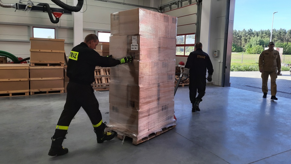 Ponad 50 palet z darami dla ukraińskich strażaków wyjechało z Ośrodka Szkolenia Komendy Wojewódzkiej PSP z podtoruńskiej Łubianki./fot. Monika Kaczyńska