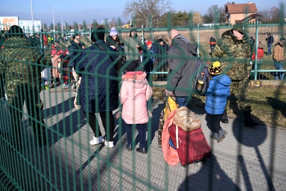 Uchodźcy z Ukrainy na przejściu granicznym w Medyce/fot. Darek Delmanowicz, PAP